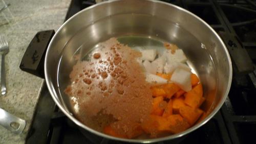 Put about 400gm of chopped carrots and radish into pot, add a spoon of Chinese 5-Spice Powder into pot